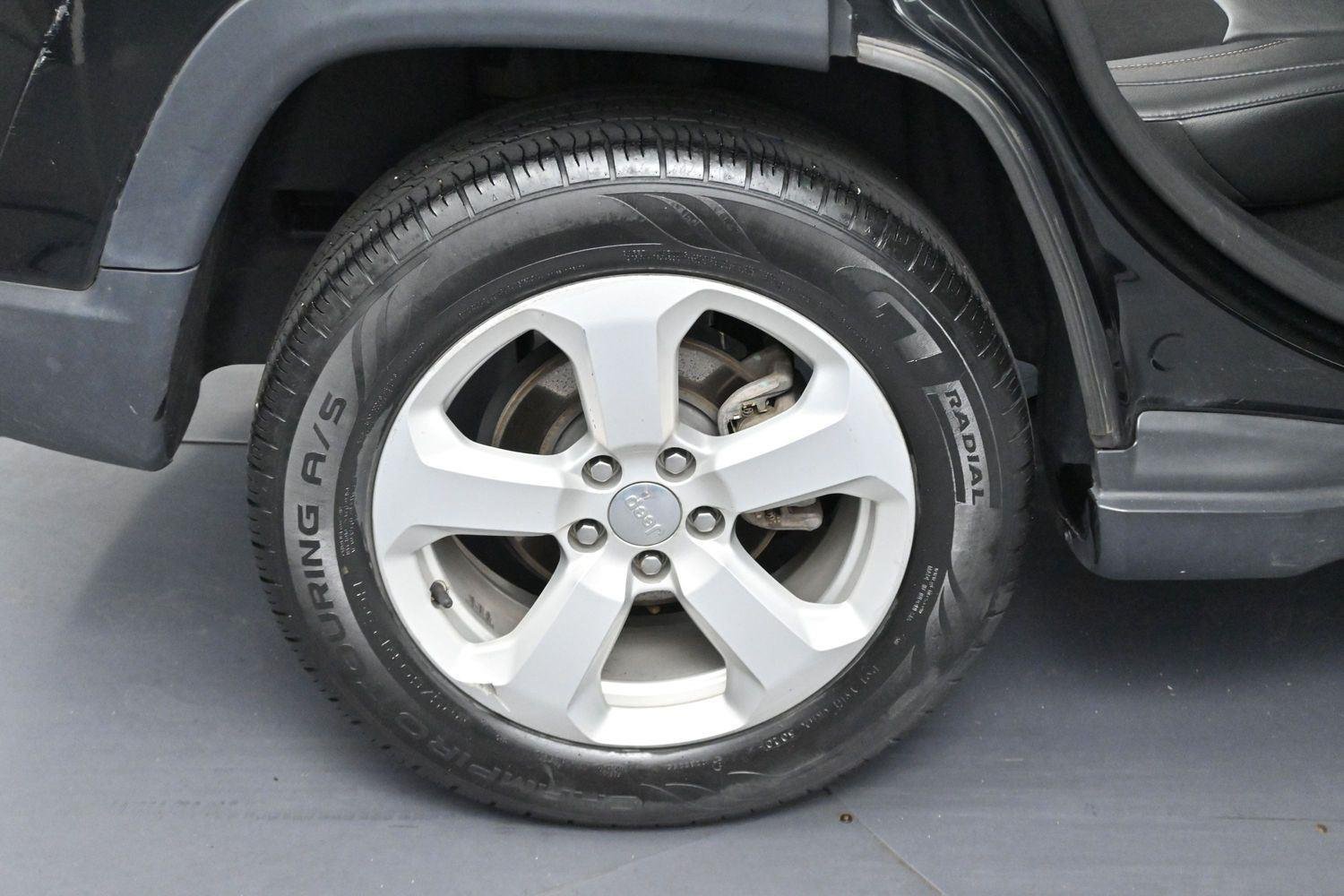 Used 2018 Diamond Black Crystal Pearlcoat Jeep Latitude image 29
