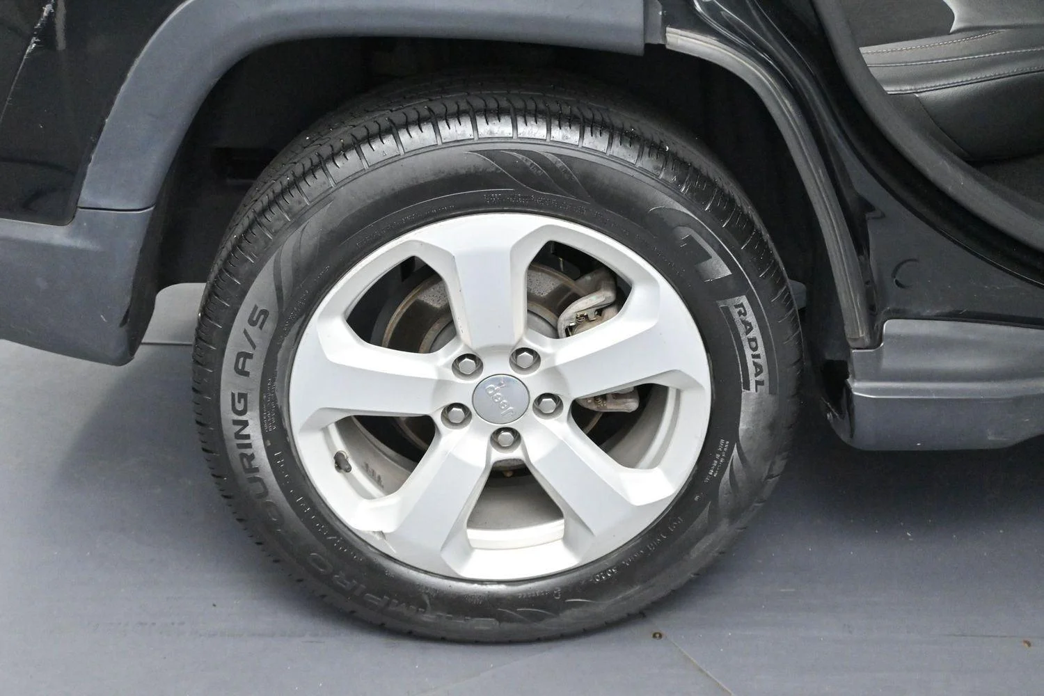 Used 2018 Diamond Black Crystal Pearlcoat Jeep Latitude image 29