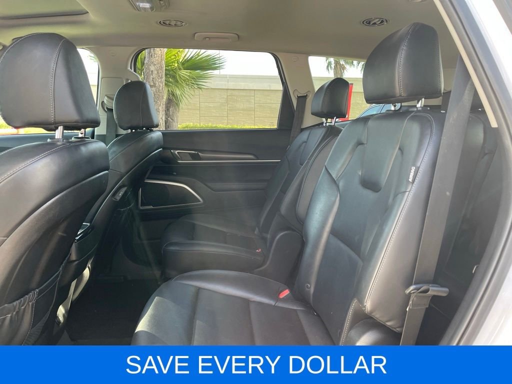 Used 2023 White Kia S image 17