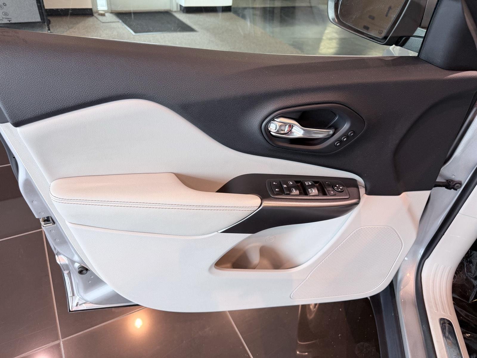 Used 2019 Billet Silver Metallic Clearcoat Jeep Limited image 32