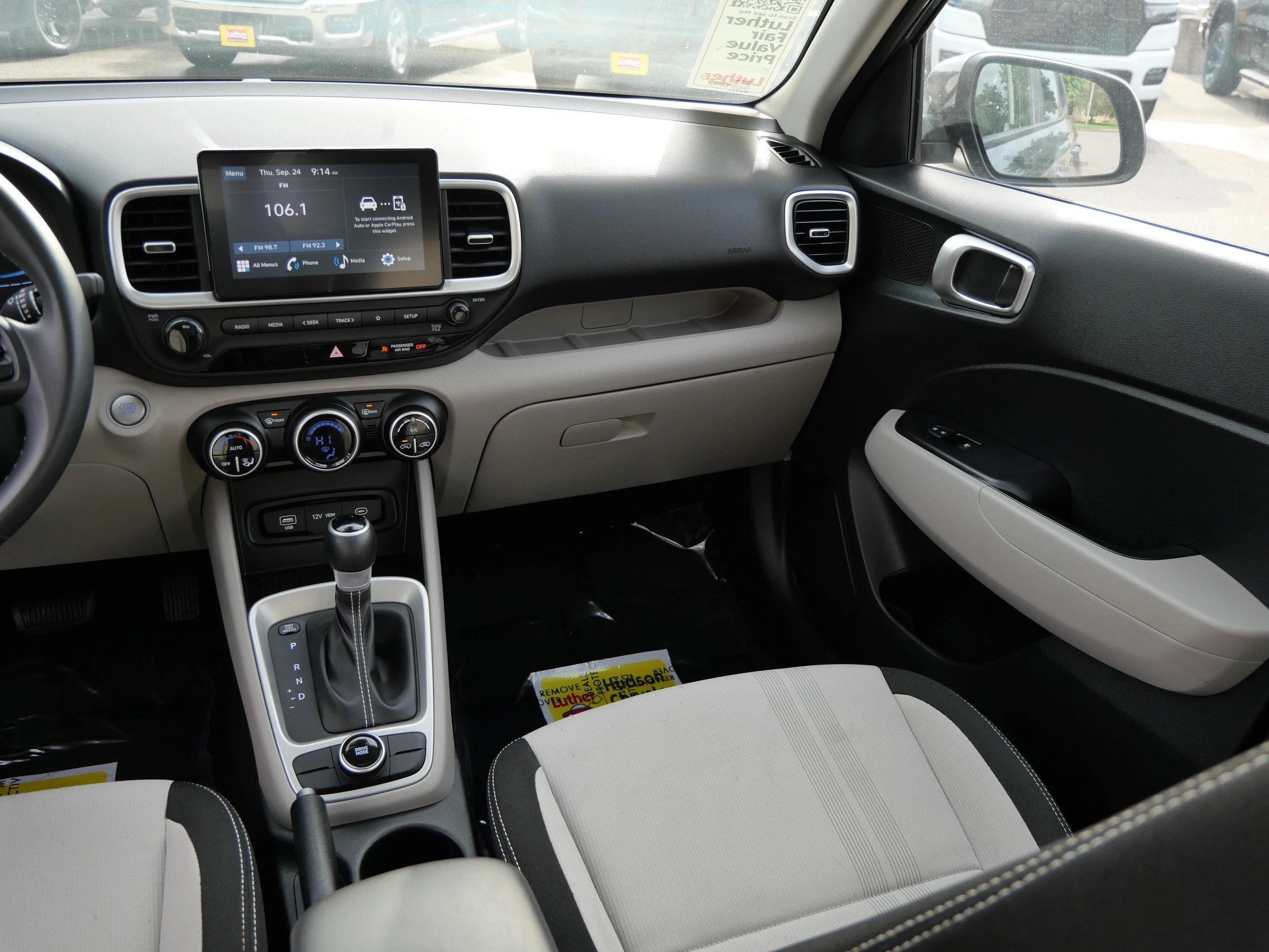 2025 Hyundai Venue SEL - Photo 11