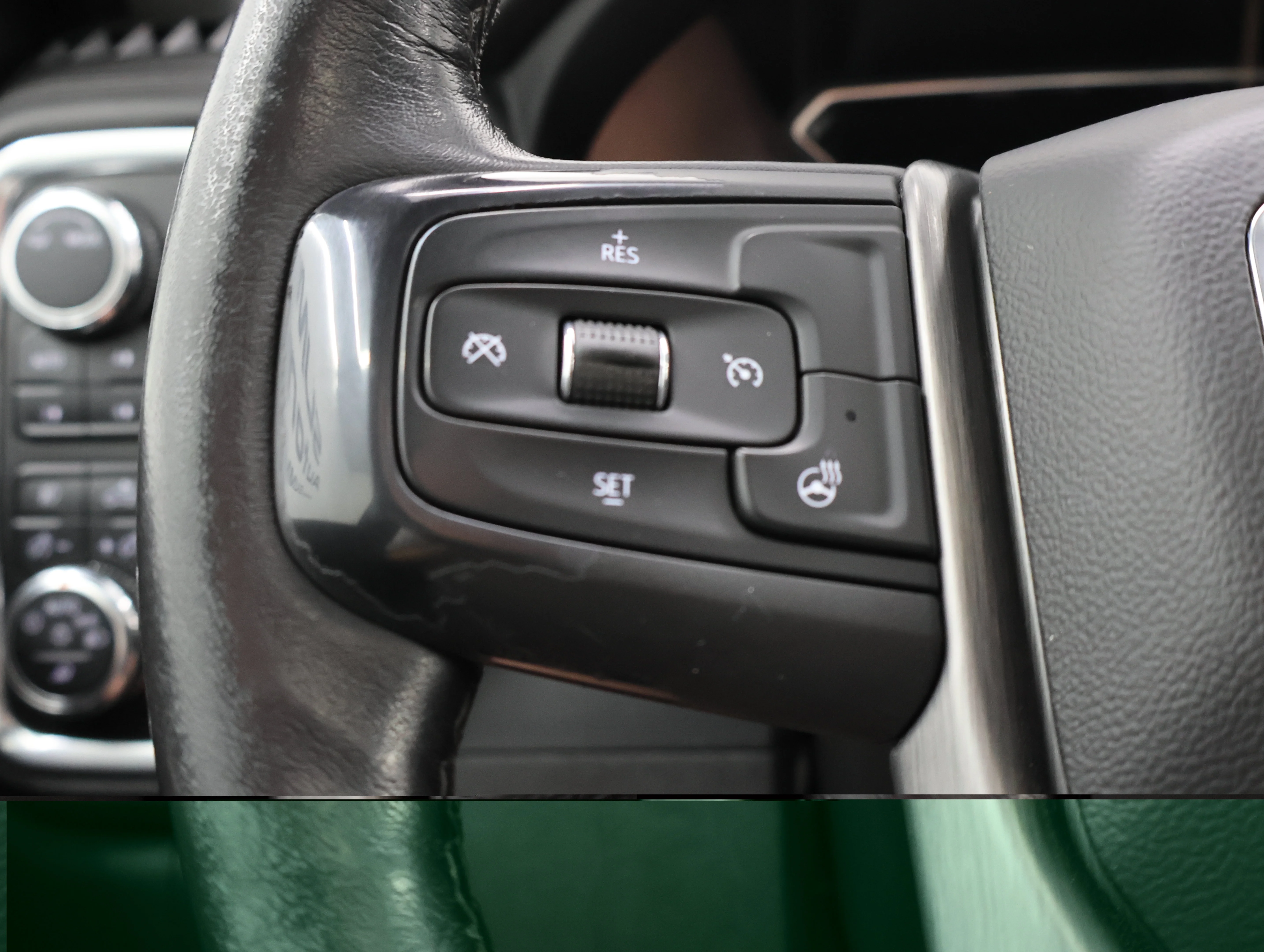 Used 2022 White Frost Tricoat GMC Denali image 16