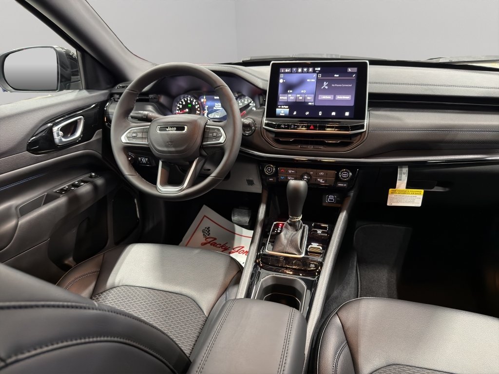 New 2026 Diamond Black Crystal Pearlcoat Jeep Latitude Altitude image 18