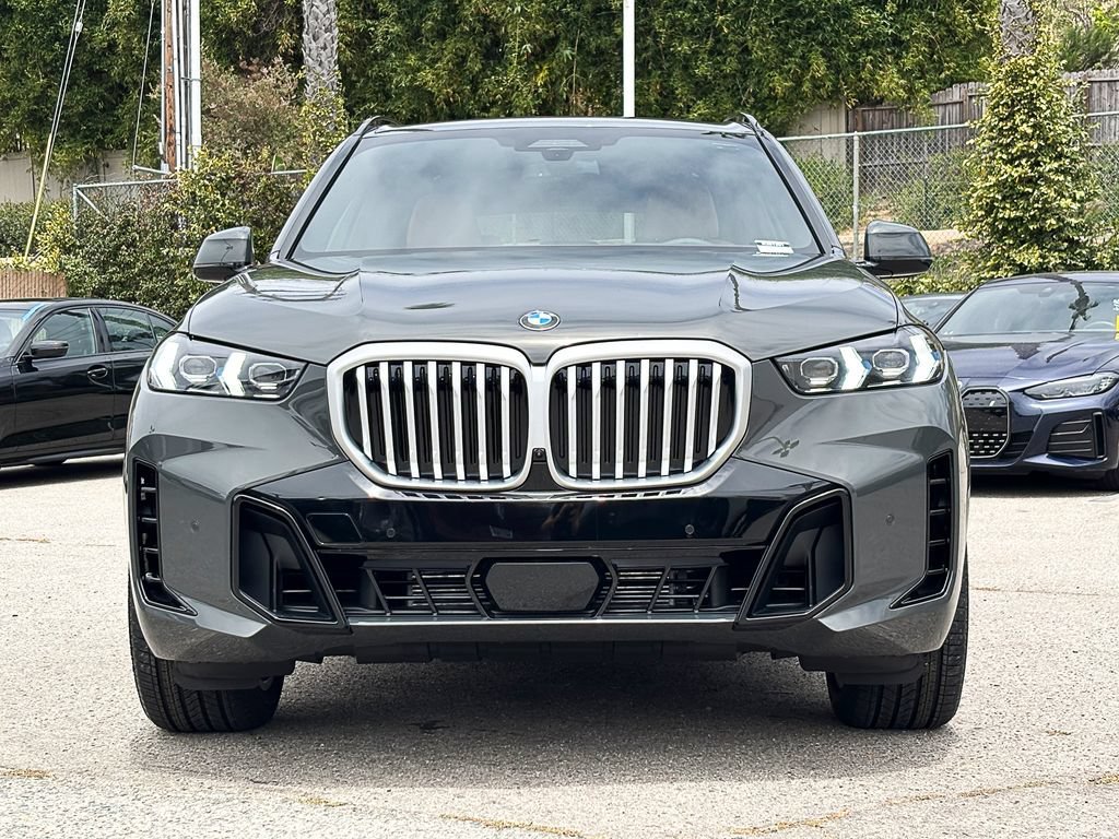 New 2026 Dravit Grey Metallic BMW xDrive40i image 2
