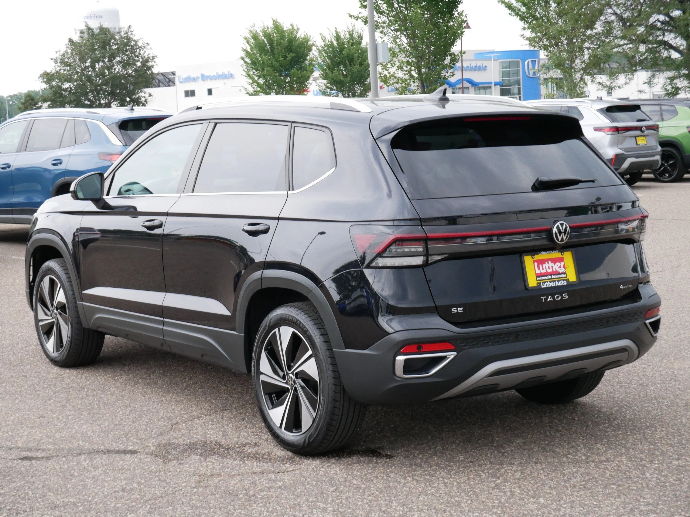 Used 2025 Black Volkswagen SE image 5