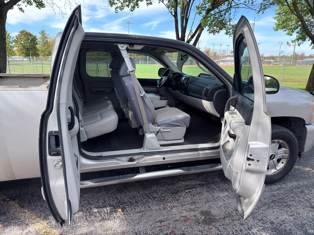 Used 2008 Silver Chevrolet LT image 24