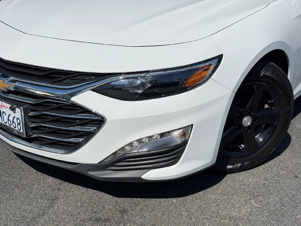 Used 2024 Summit White Chevrolet 1LT image 3