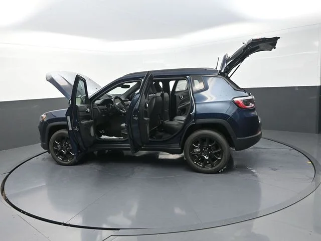 New 2026 Fathom Blue Pearl-Coat Exterior Paint Jeep Latitude image 33
