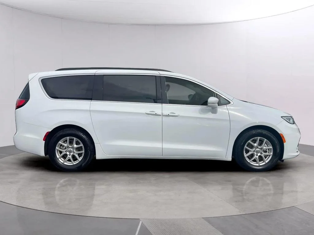 Used 2022 Bright White Clearcoat Chrysler Touring L image 6