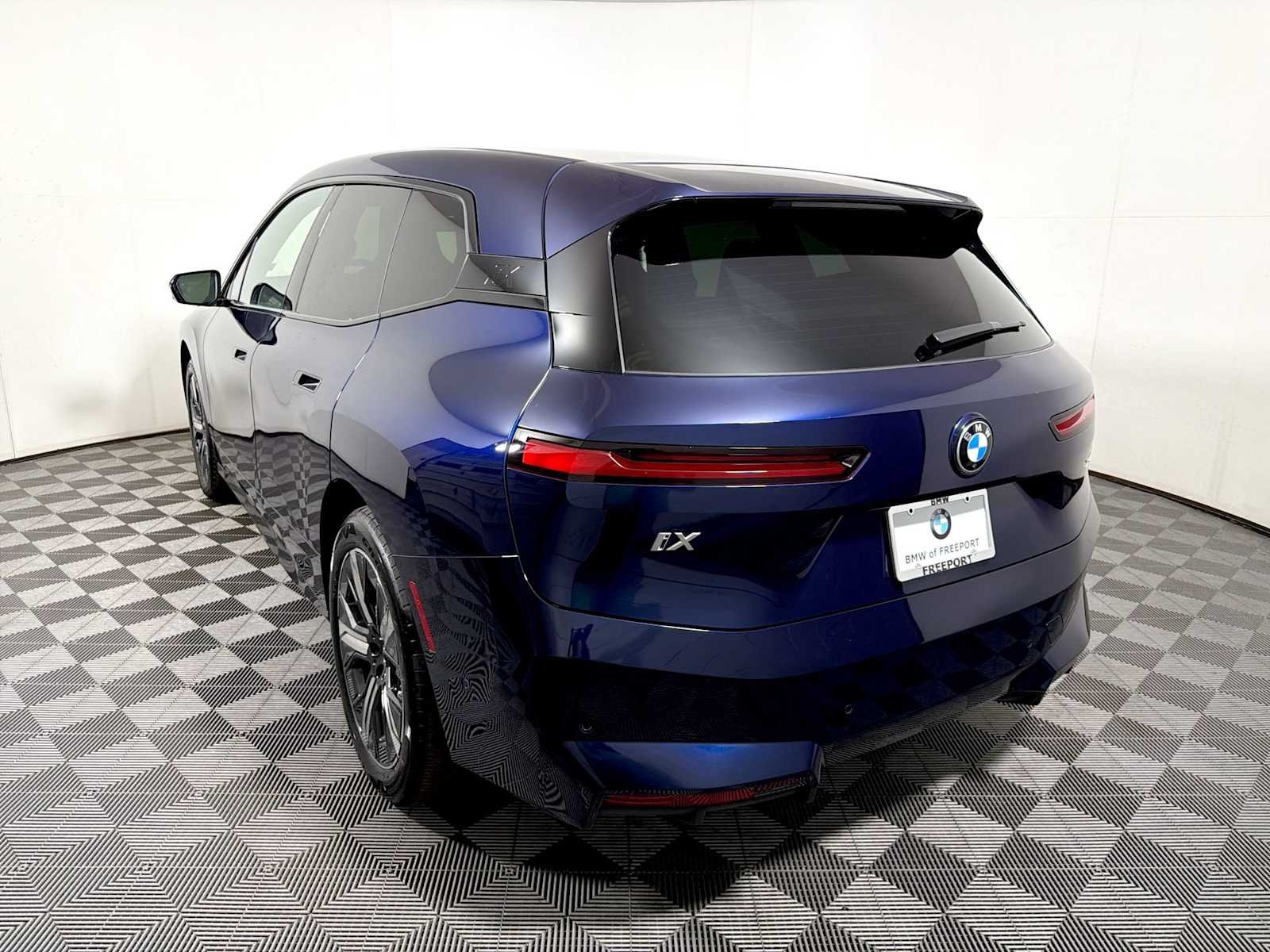 Used 2026 Tanzanite Blue II Metallic BMW xDrive60 image 5