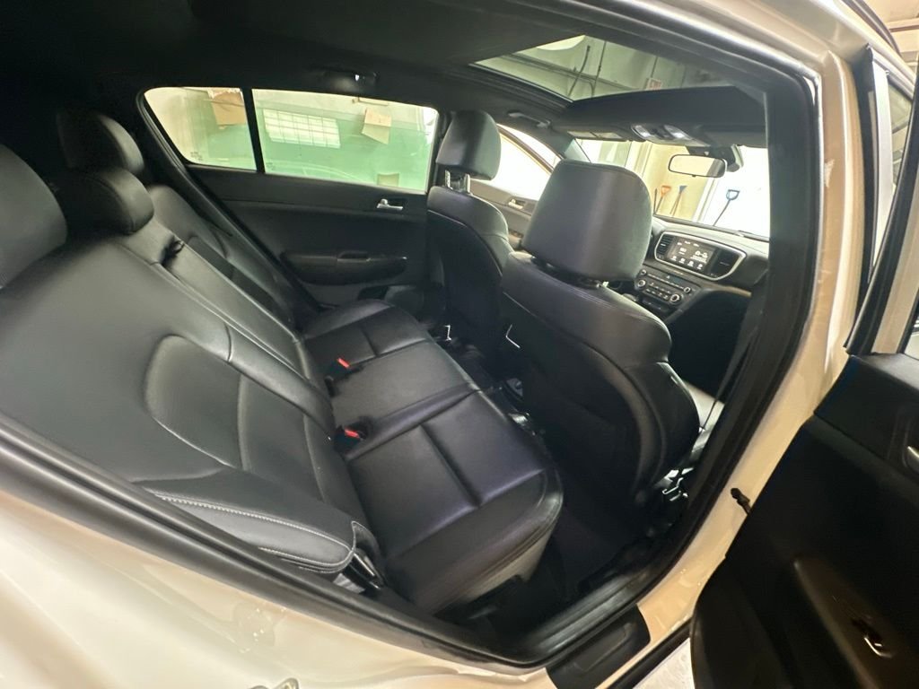 Used 2022 White Kia Nightfall image 29