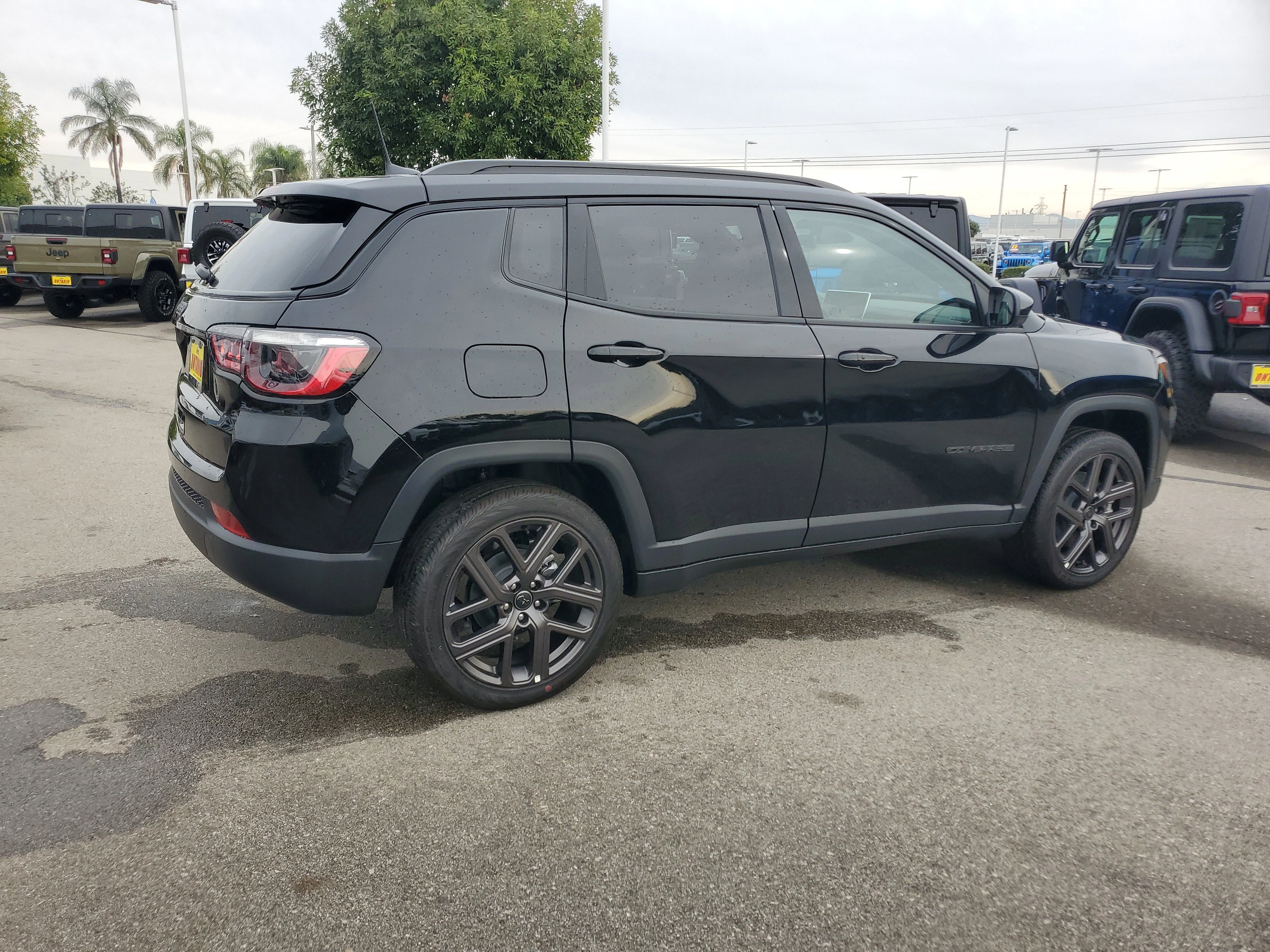 New 2026 Diamond Black Crystal Pearl-Coat Exterior Paint Jeep Latitude image 3