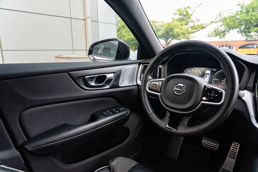 Used 2022 White Volvo T8 R-Design image 12