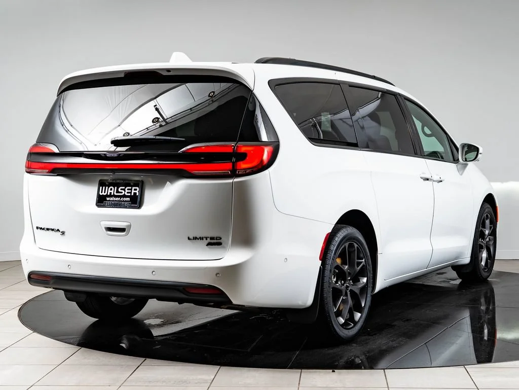 Used 2022 Bright White Clearcoat Chrysler Limited image 10