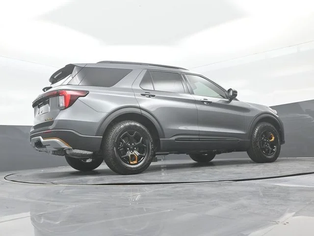 New 2026 Carbonized Gray Metallic Ford Tremor® image 25