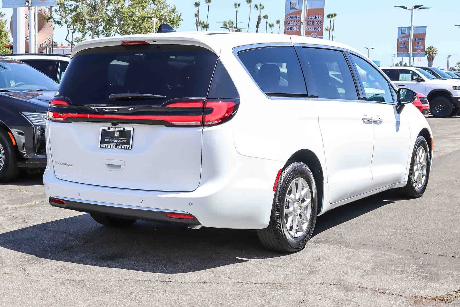 New 2027 Bright White Clear-Coat Exterior Paint Chrysler Select image 4