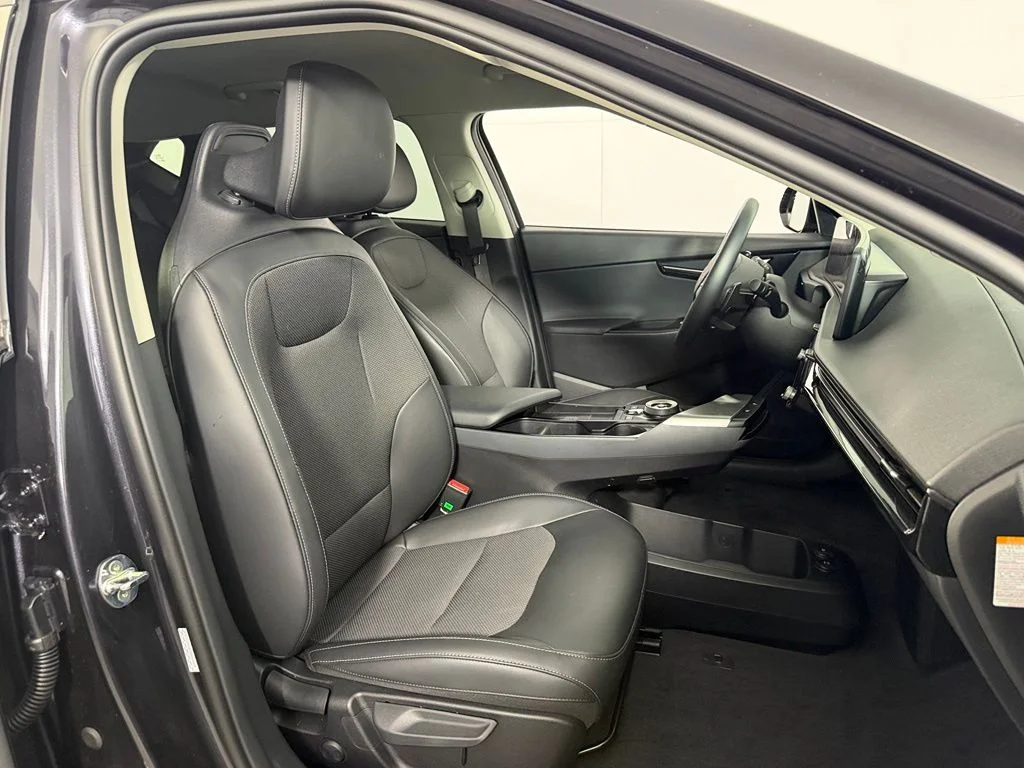 Certified Used 2025  Kia Light image 29