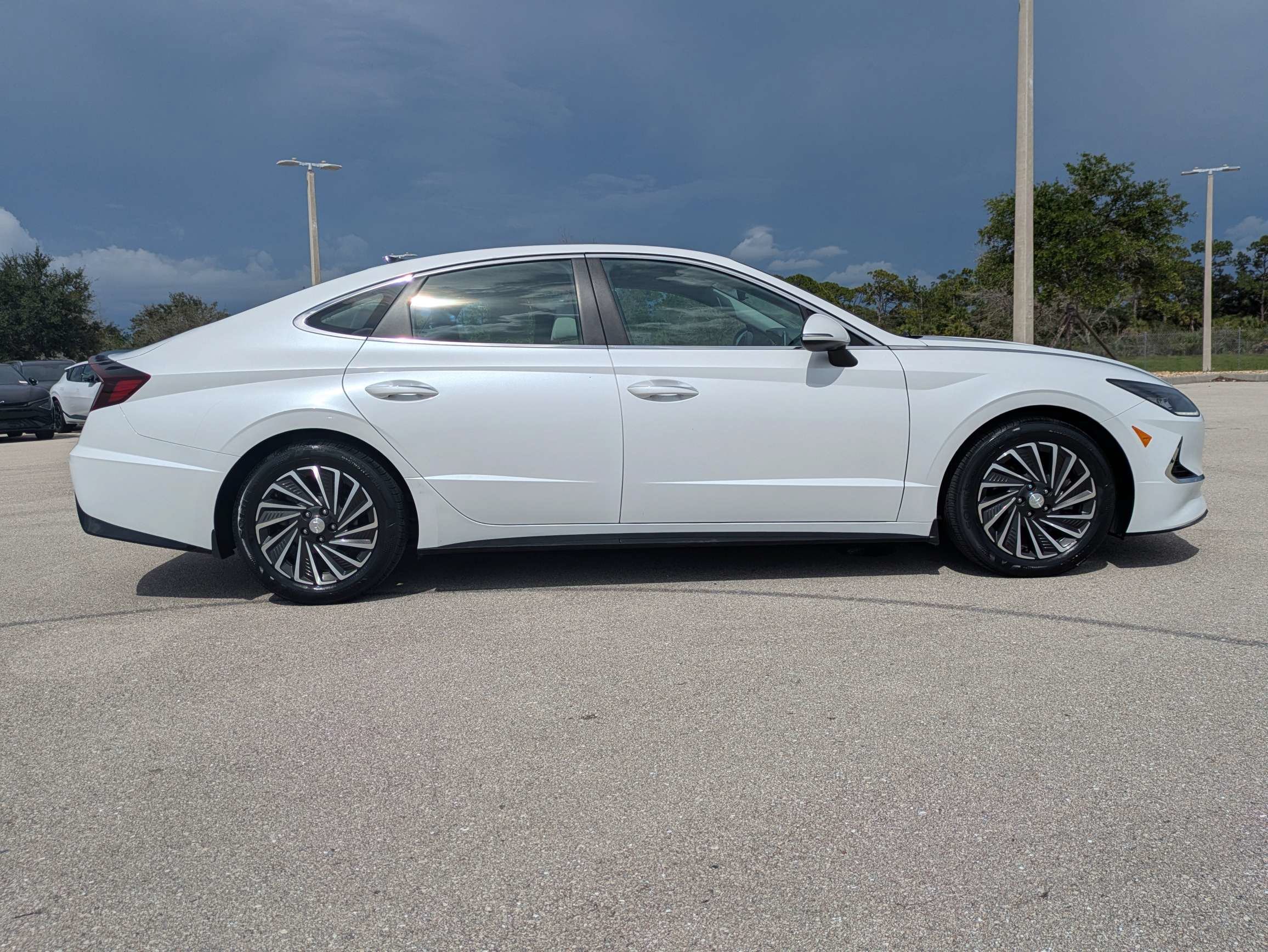 Used 2021 Hyper White Hyundai SEL image 4