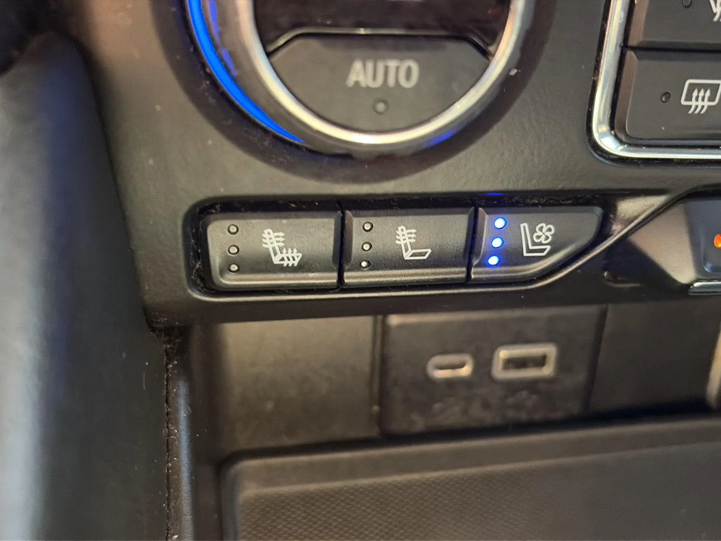 Used 2022 SUMMIT WHITE Chevrolet Premier image 27