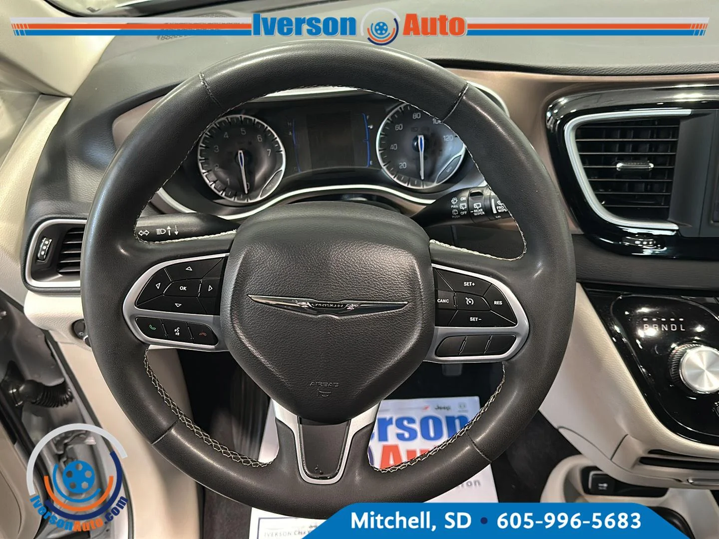 Used 2023 Silver Mist Clearcoat Chrysler LX image 16