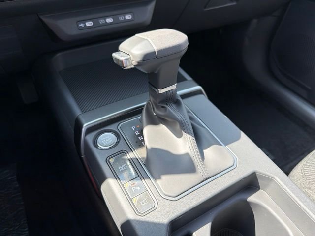 New 2027 Snow White Pearl Kia LX image 16