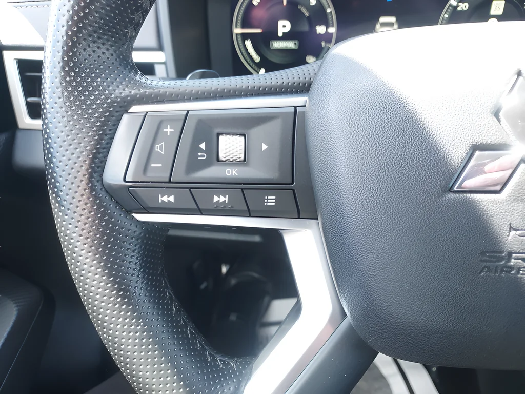 Used 2024  Mitsubishi SE image 11
