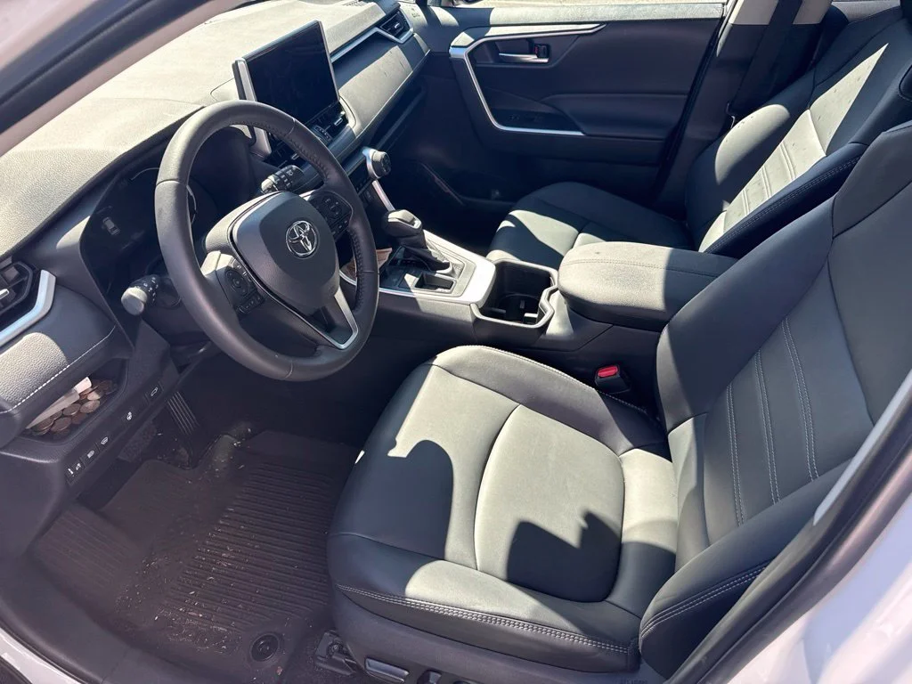 Used 2025  Toyota XLE Premium image 6