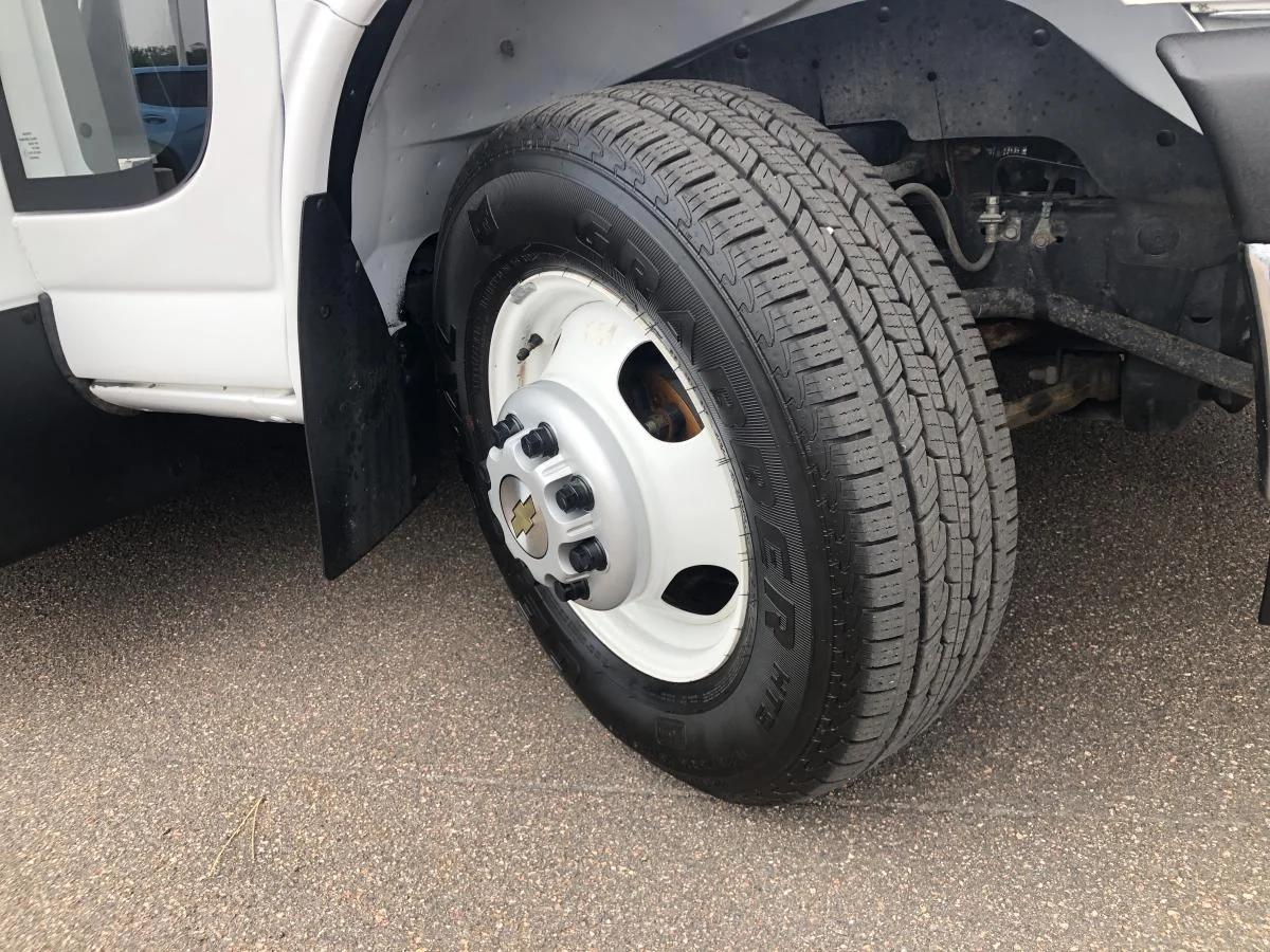 Used 2024 White Chevrolet 4500 Van 159 image 6