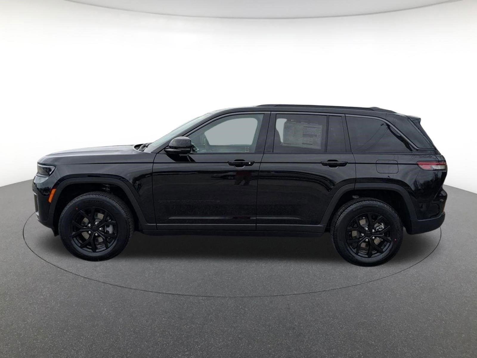 New 2026 Diamond Black Crystal Pearl-Coat Exterior Paint Jeep Laredo Altitude image 4