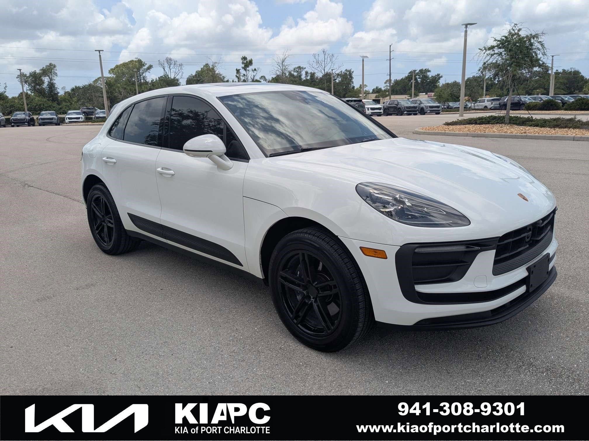 2025 Porsche Macan -'s photo