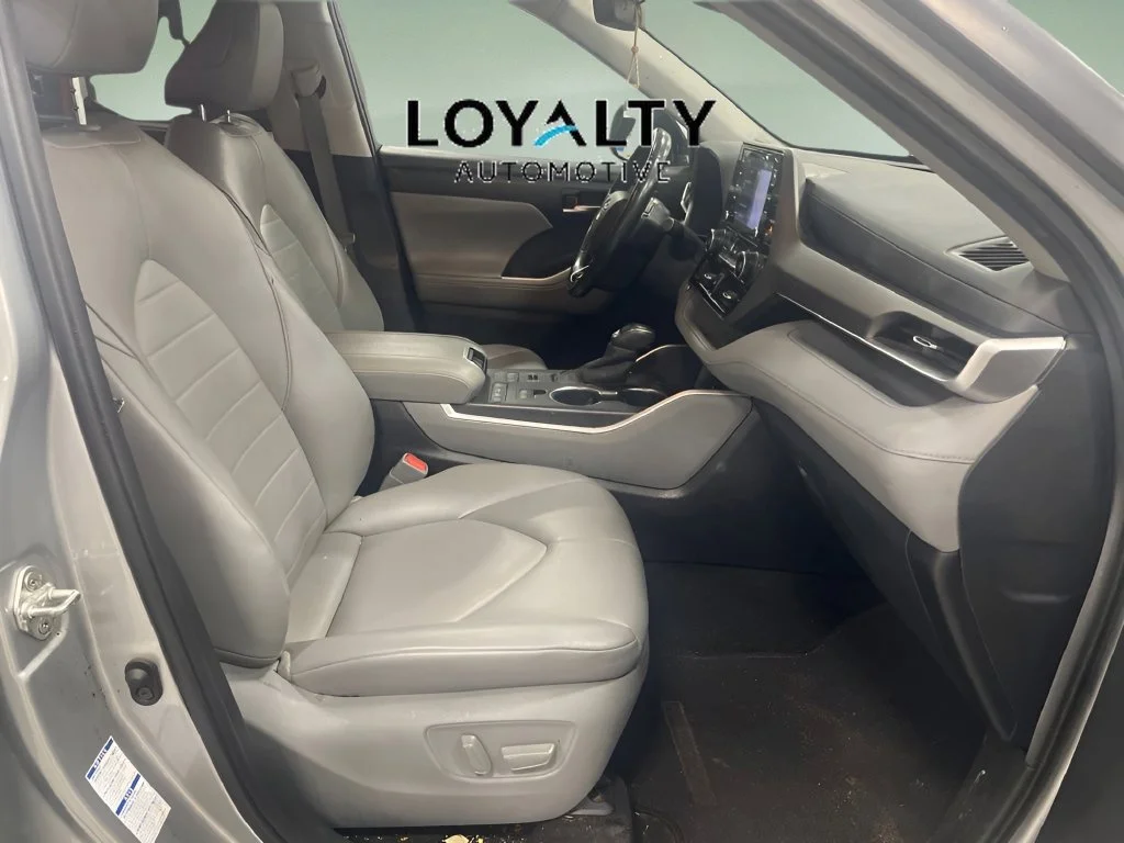 Used 2020 Silver Toyota XLE image 15