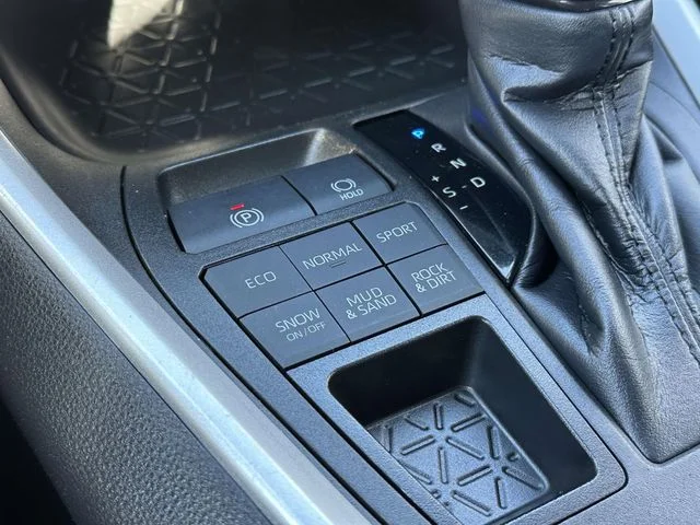 Used 2023 Ice Toyota LE image 30