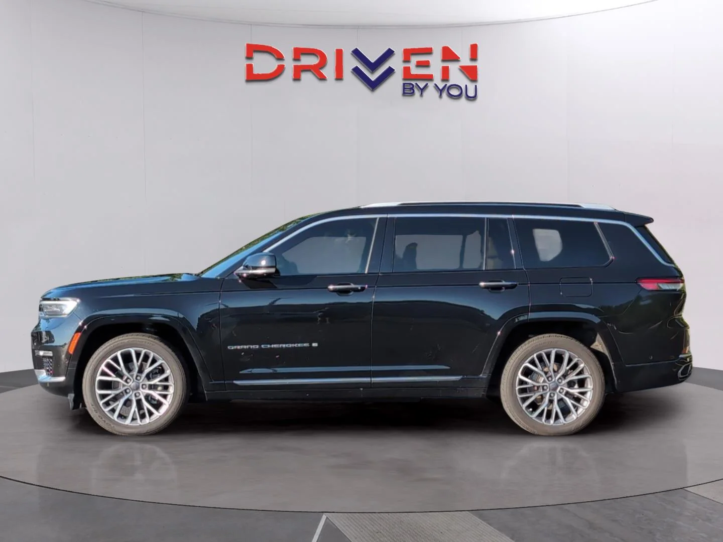 Used 2021 Diamond Black Crystal Pearlcoat Jeep Summit Reserve image 2