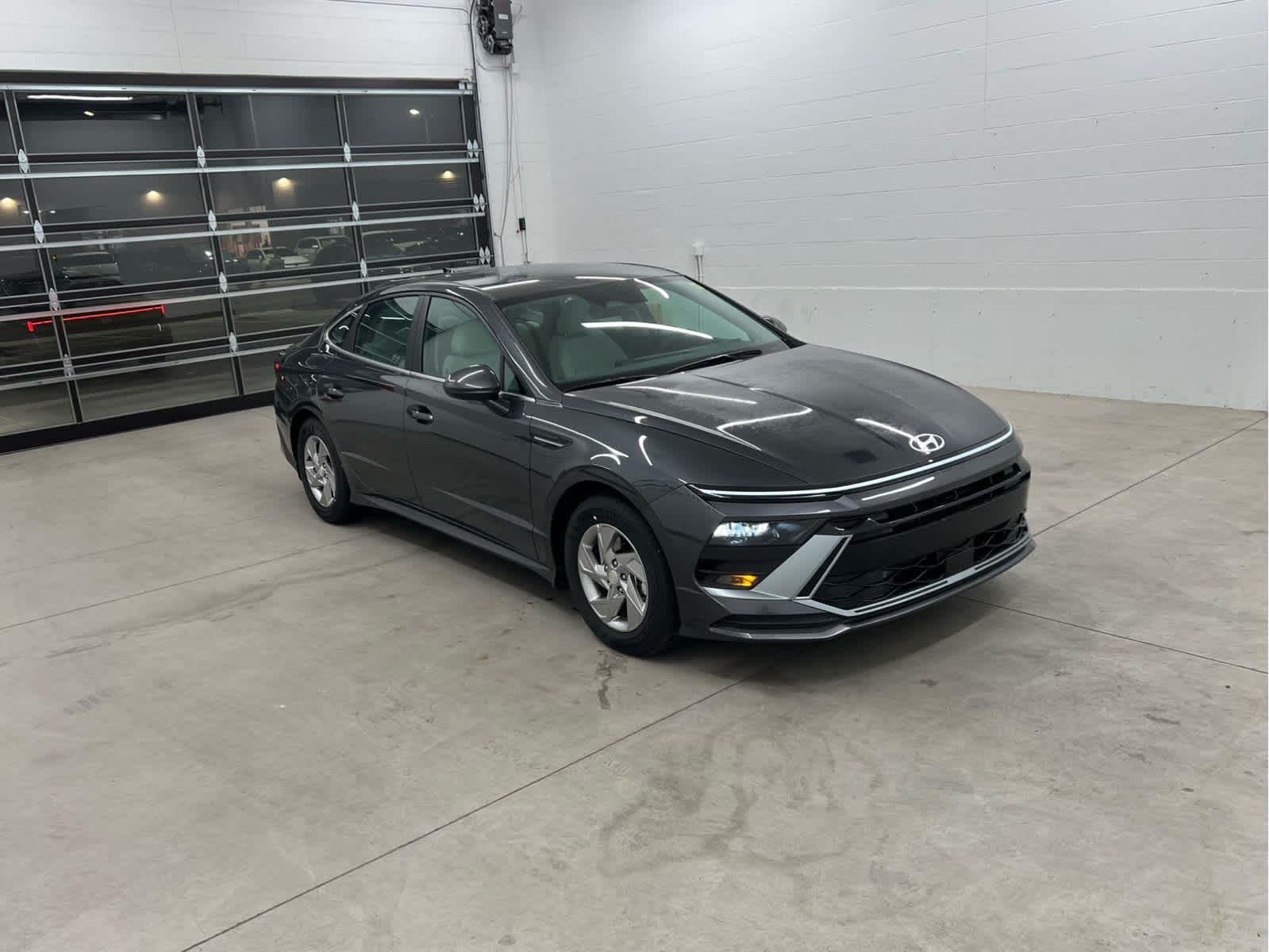 Used 2025 Portofino Gray Hyundai SE image 5