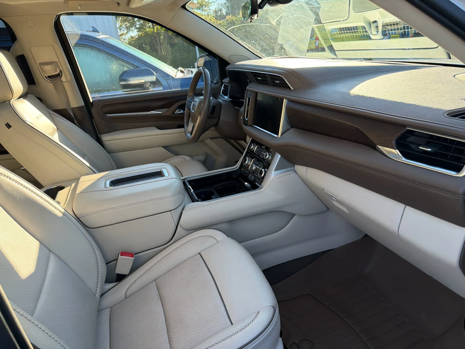 Used 2021 White Frost Tricoat GMC Denali image 5