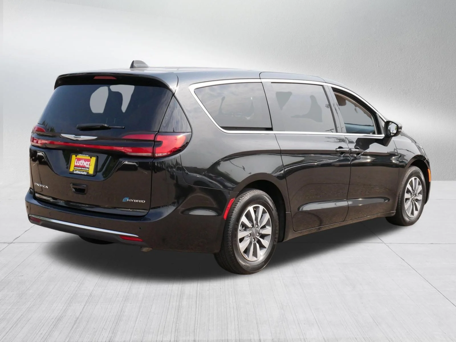 Used 2023 Brilliant Black Crystal Pearlcoat Chrysler Hybrid Touring L image 7