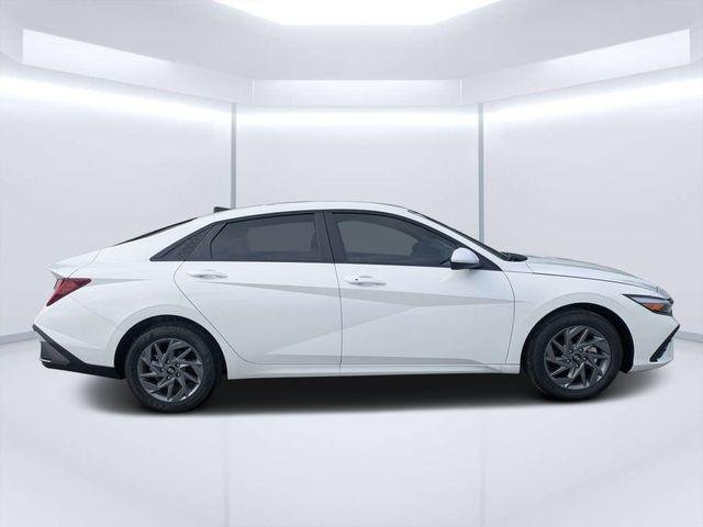 New 2026 White Hyundai Blue image 2