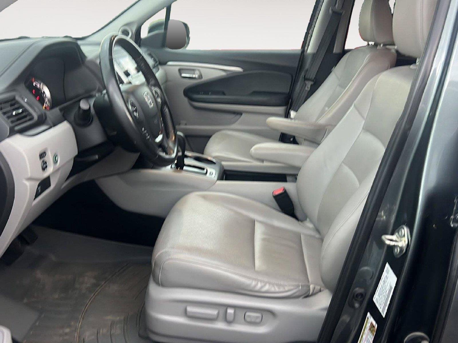 Used 2019 Forest Mist Metallic Honda RTL image 15