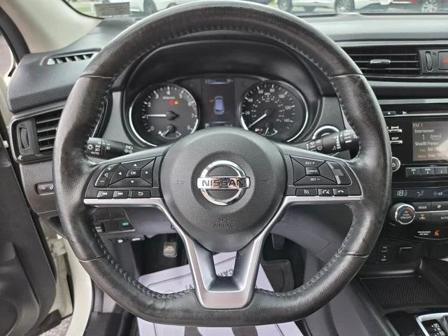 Used 2018 White Nissan  image 31