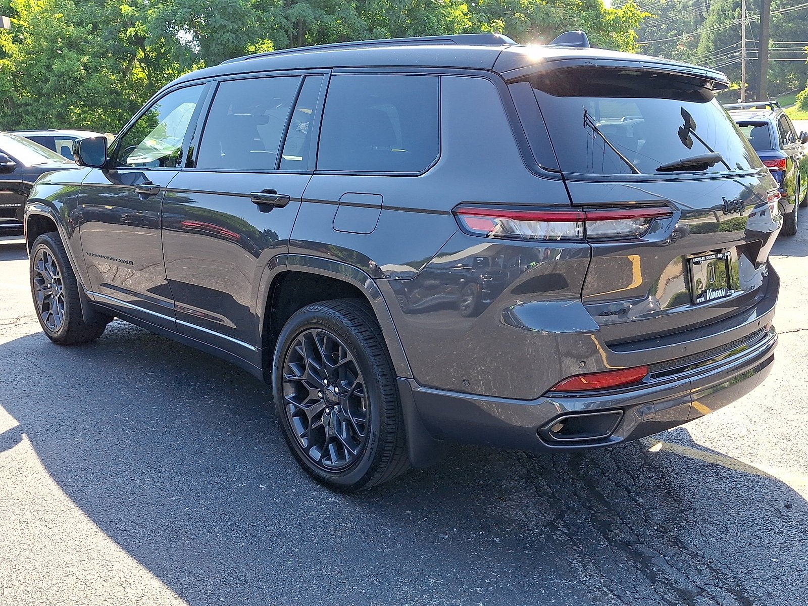 Certified Used 2025 Baltic Gray Metallic Clearcoat Jeep Summit image 4