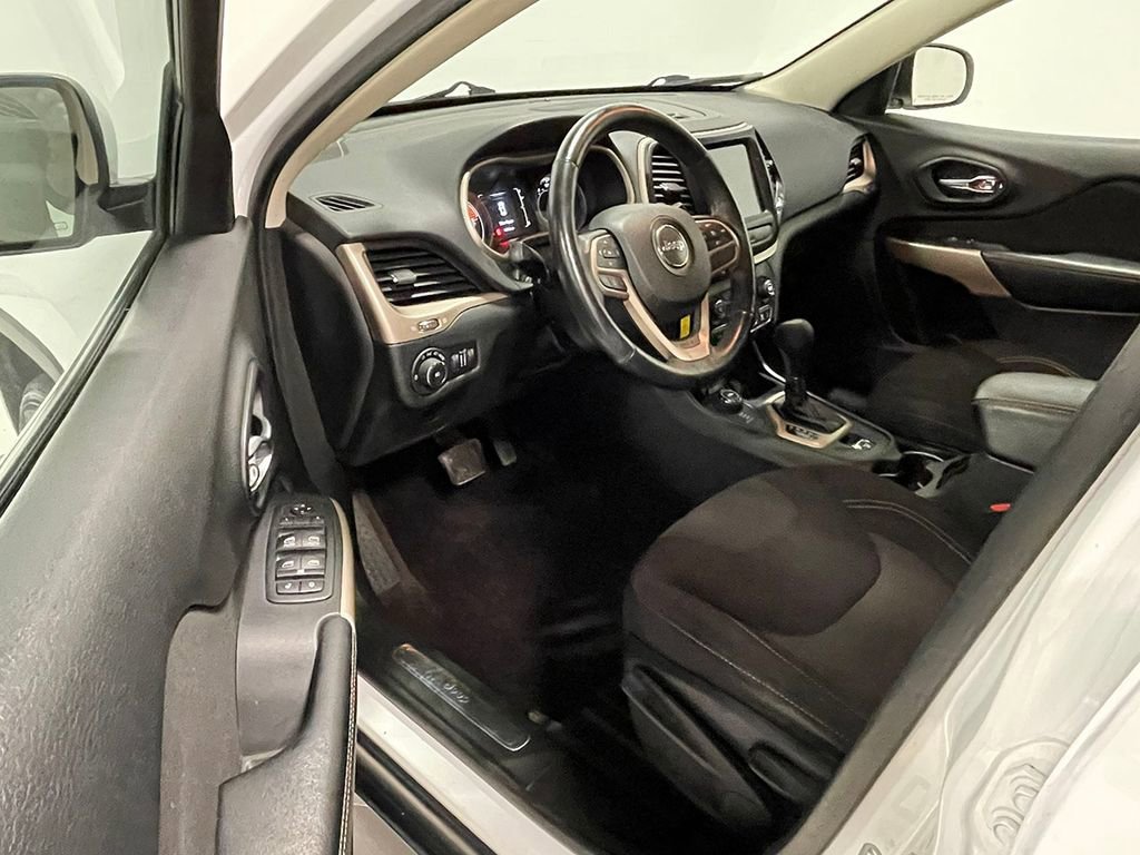 Used 2017 Bright White Clearcoat Jeep Latitude image 18