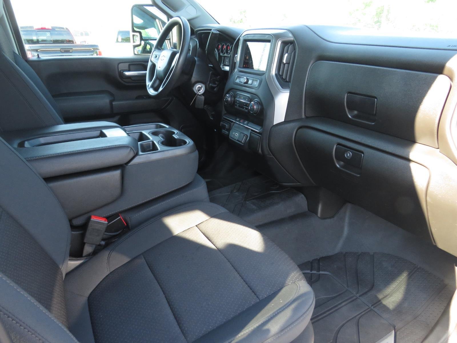 Used 2021 Silver Ice Metallic Chevrolet Custom image 27