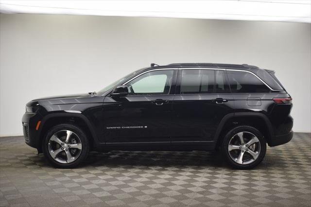 New 2026 Diamond Black Crystal Pearl-Coat Exterior Paint Jeep Limited image 14
