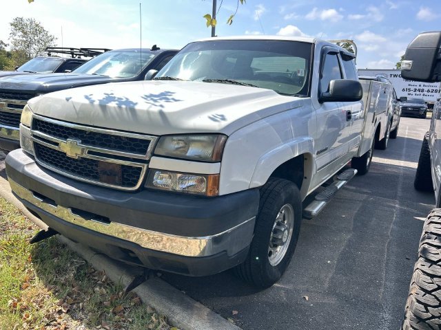 Used 2007 White Chevrolet LT image 1