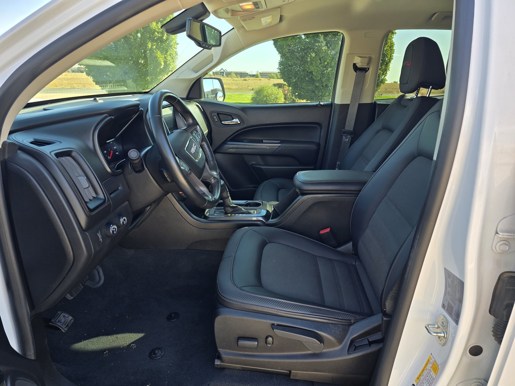 Used 2021 Summit White GMC 4WD AT4 w/Cloth image 13