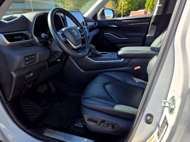 Used 2023 Beige Toyota XLE image 9