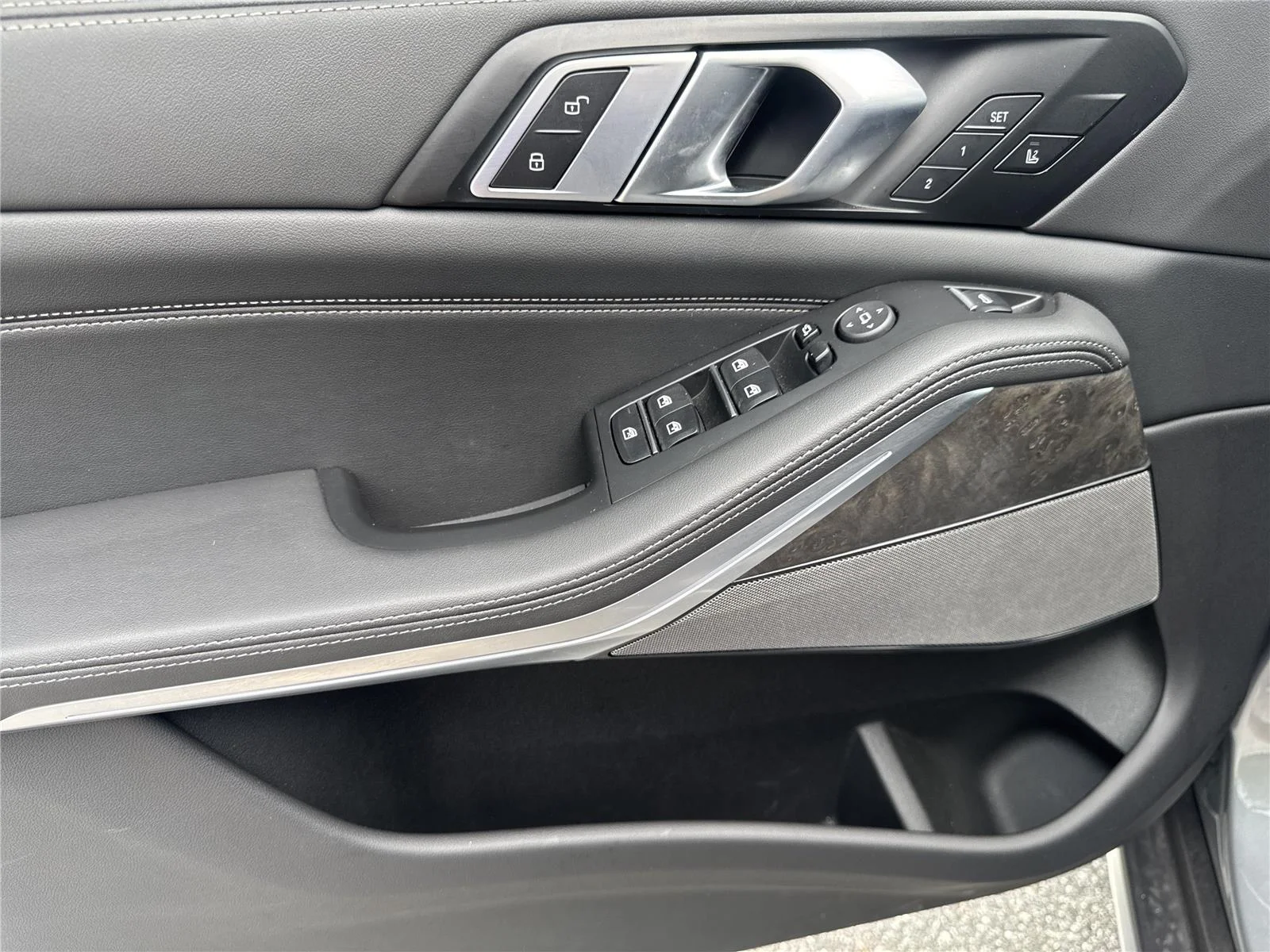 Used 2026 Skyscraper Grey Metallic BMW sDrive40i image 17