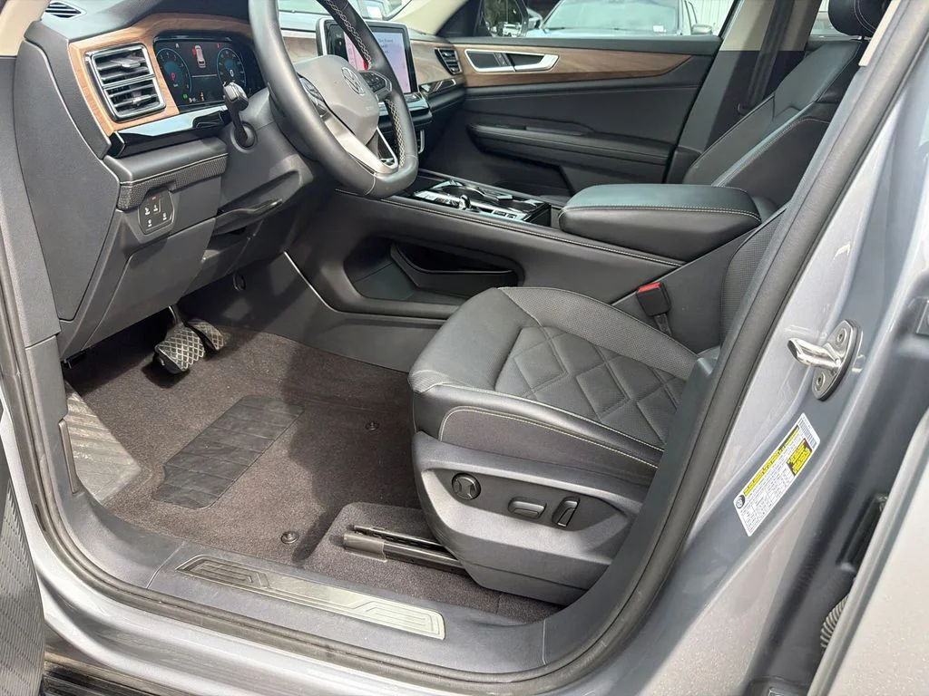 Used 2024  Volkswagen 2.0T SE w/Technology image 9