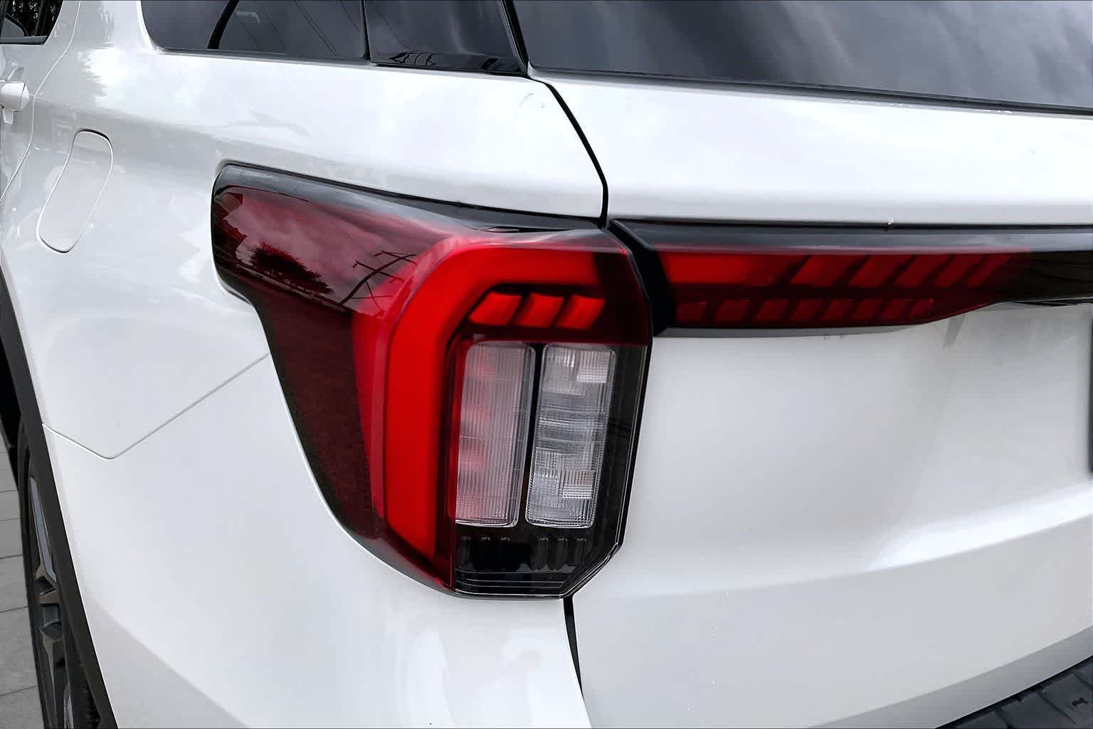 New 2026 Star White Metallic Tri-Coat Ford ST-Line image 14