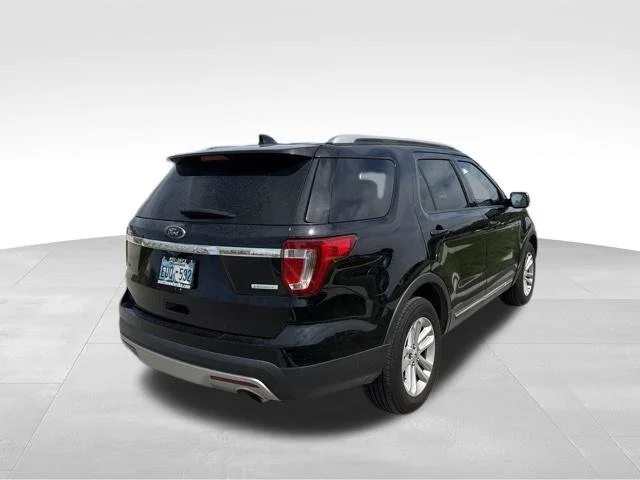 Used 2017 Black Ford XLT image 3